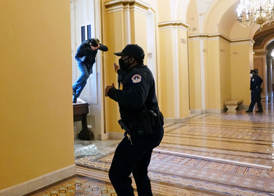 الشرطة الامريكية تطارد المتظاهرين عقب اقتحامهم مبنى الكونجرس (3)