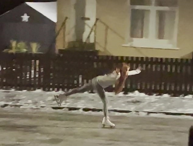 طفلة بريطانية تستمتع بالتزلج على الجليد لأول مرة منذ عام بسبب كورونا (1)