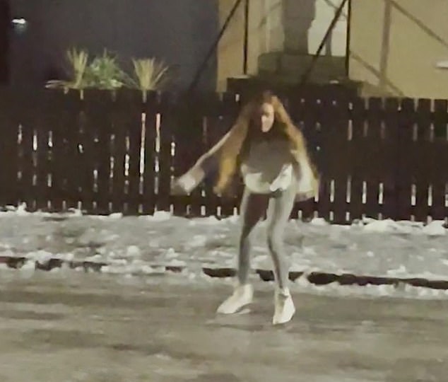 طفلة بريطانية تستمتع بالتزلج على الجليد لأول مرة منذ عام بسبب كورونا (4)