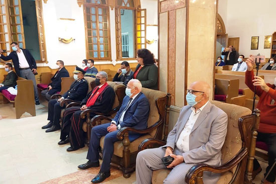 محافظ بورسعيد يزور عددا من الكنائس للتهنئة بعيد الميلاد المجيد (3)