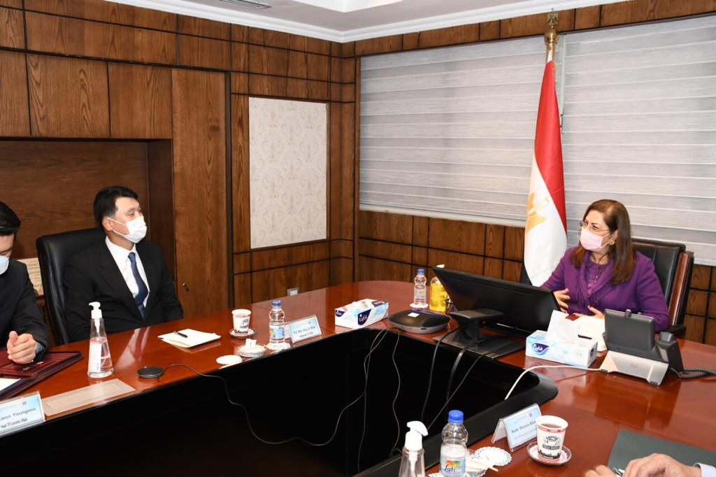 وزيرة التخطيط والتنمية الاقتصادية تستقبل السفير الكوري بالقاهرة (2)