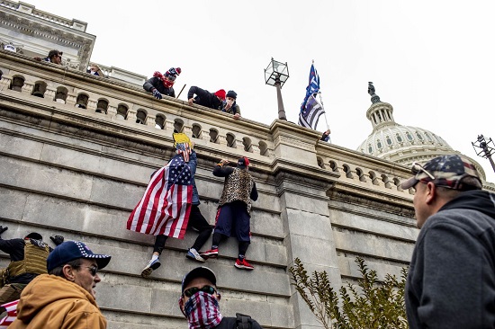 يتسلق المتظاهرون مبنى الكابيتول في واشنطن
