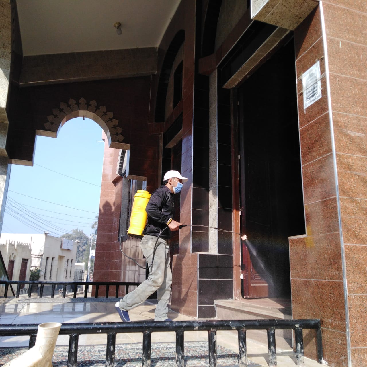 جانب من  التعقيم والتطهير خارج وداخل المساجد