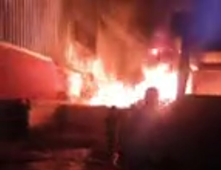 حريق هائل فى مخزن زيوت السيارات بقرية التوفيقية