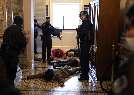 احتجزت شرطة الكابيتول الأمريكية متظاهرين خارج قاعة مجلس النواب