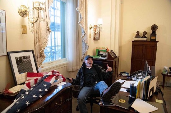 أحد مؤيدي ترامب يجلس داخل مكتب نانسي بيلوسي