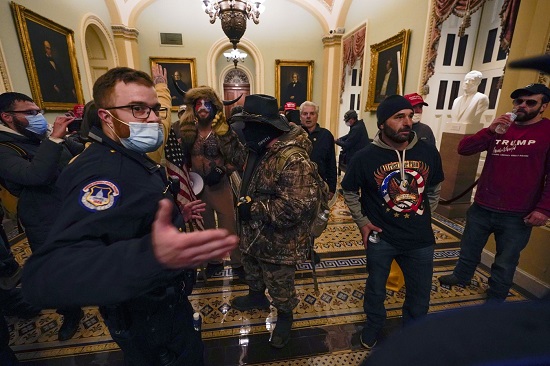 متظاهرون وضباط شرطة الكابيتول في ممر بالقرب من قاعة مجلس الشيوخ