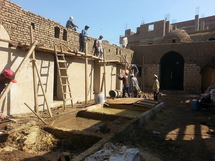 2 العمال خلال تطوير قرية حسن فتحى