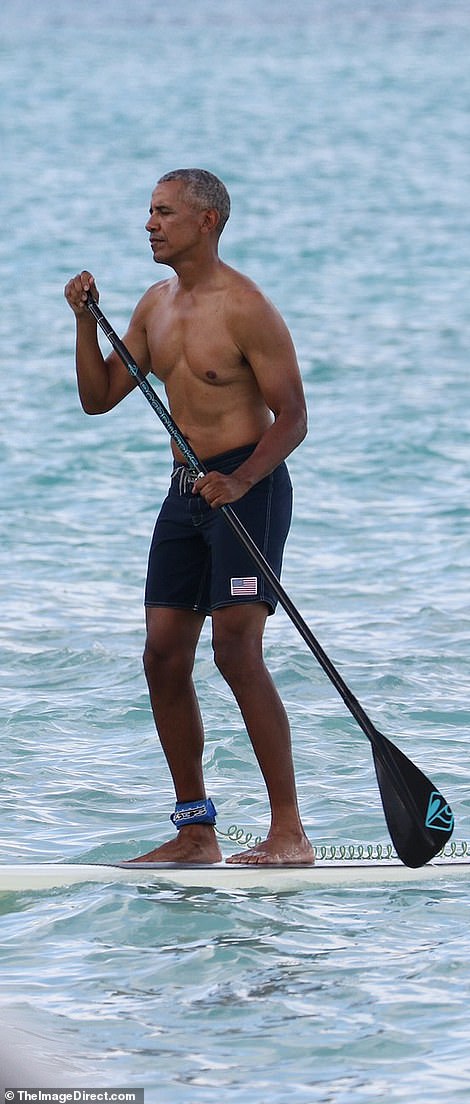 باراك أوباما يستمتع بـالتجديف