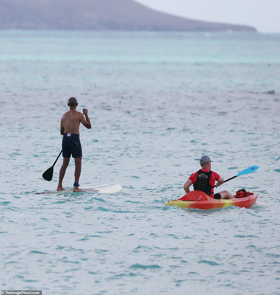 باراك أوباما يستمتع بـالتجديف على أمواج هاواي