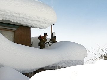 استخدام معدات لرفع الثلوج