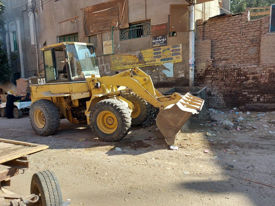 مدينة إسنا تطلق حملة نظافة لرفع الأتربة والمخلفات بشوارع المدينة