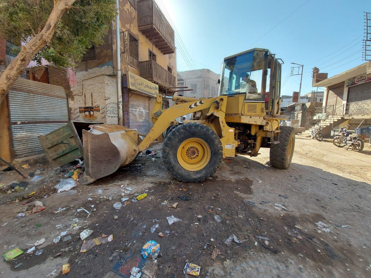 رفع المخلفات والقمامة بشوارع اسنا