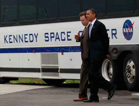 ماسك مع باراك أوباما في مركز كينيدي للفضاء بفلوريدا عام 2010