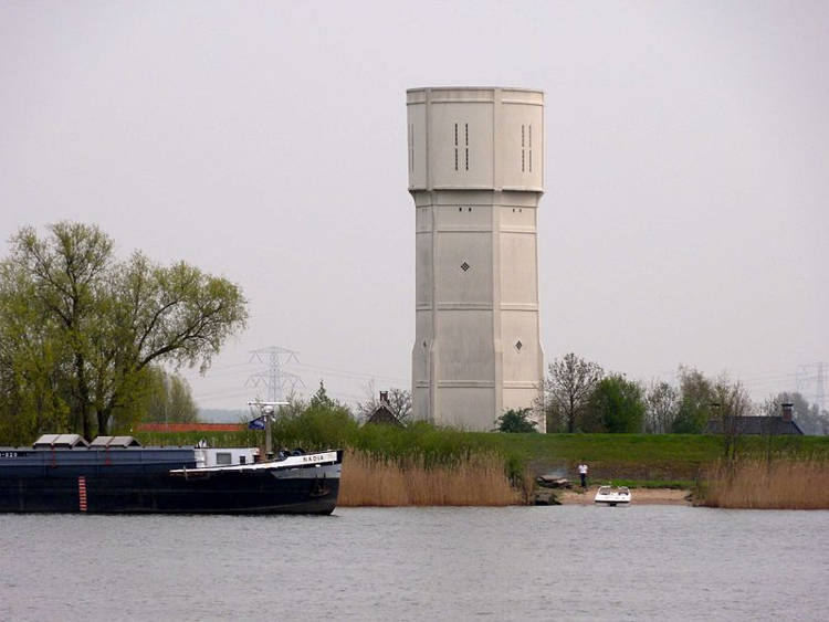 البرج على نهر فى هولندا