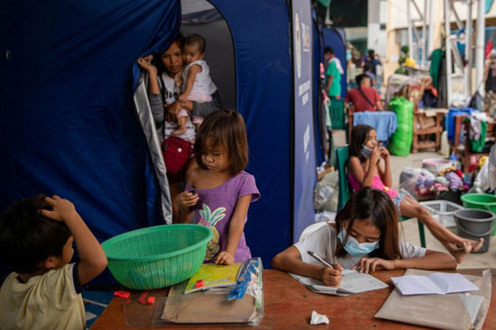 الأطفال في مانيلا يواجهون أزمة الإنترنت