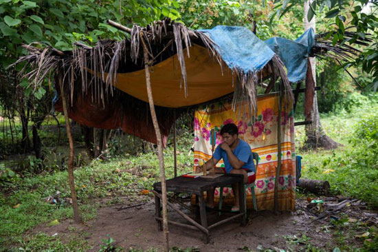 الأطفال في الفلبين بنوا كوخًا لتوفير المأوى عند هطول الأمطار والنوم