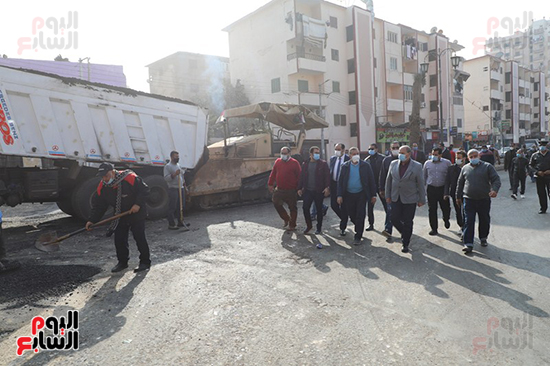محافظ المنوفية يتفقد أعمال الرصف بمنطقة المستشفى التعليمى بشبين الكوم (4)