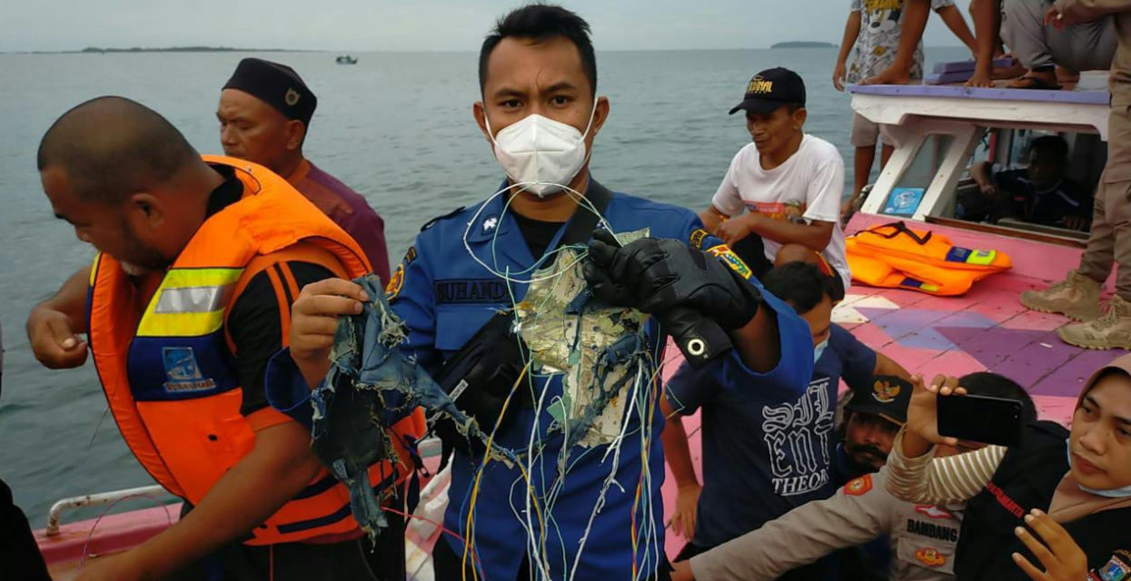 لعنة سقوط الطائرات تعود لإندونيسيا.. تحطم طائرة على متنها 62 شخصا بينهم 10 أطفال