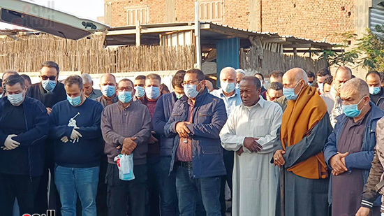 المئات يشيعون جثمان شقيق المهندس أسامة الشيخ (5)