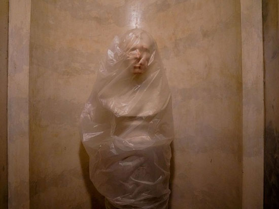 حقيبة بلاستيكية واقية تغطي تمثال نصفي مشوه للرئيس زاكاري تايلور