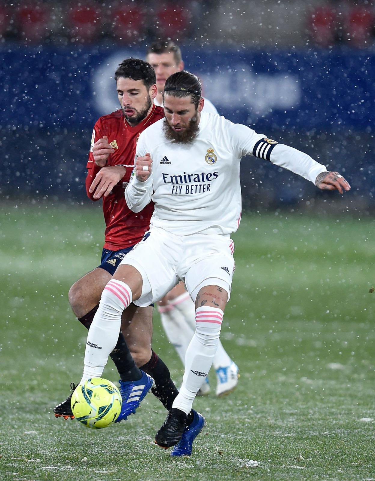 مباراة ريال مدريد واوساسونا وسط الثلوج (3)