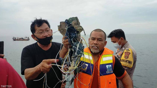 انتشال جثث ضحايا وحطام الطائرة الإندونيسية من بحر جاوة (11)