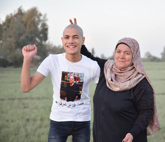 محمد-قمصان-متحدي-السرطان-ووالدته
