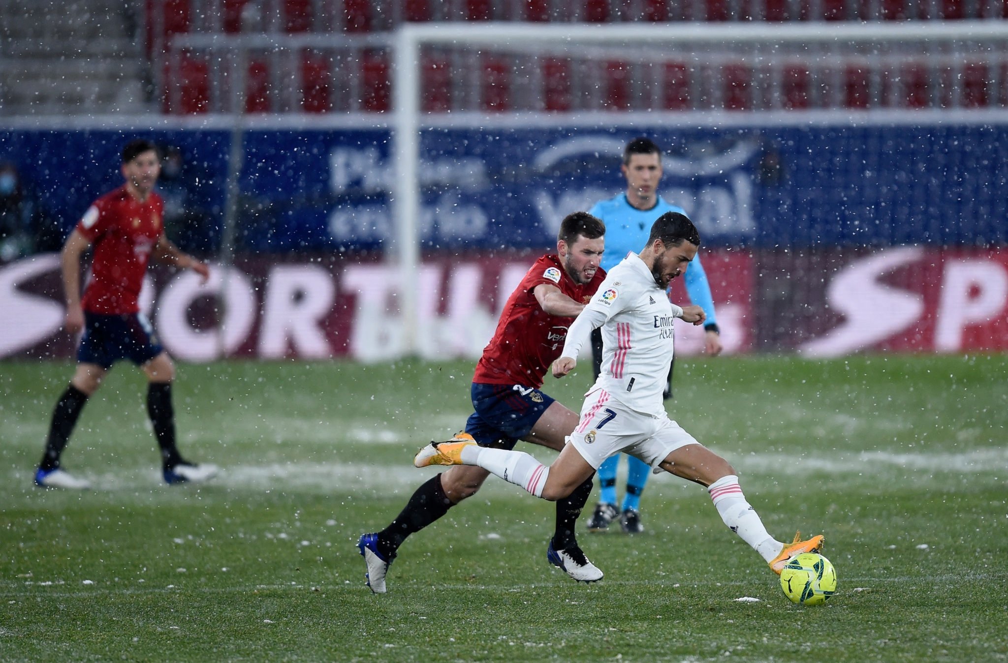 مباراة ريال مدريد واوساسونا وسط الثلوج (2)