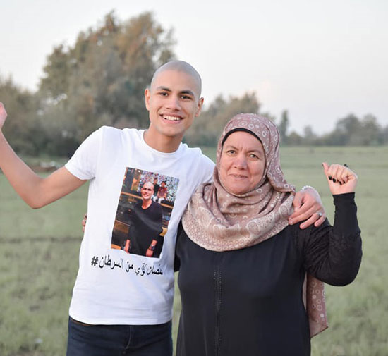 محمد-قمصان-مع-والدته-التي-تشجعه