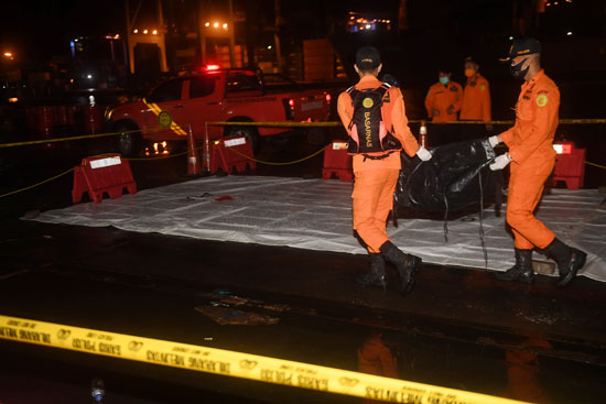 انتشال جثث ضحايا وحطام الطائرة الإندونيسية من بحر جاوة (10)