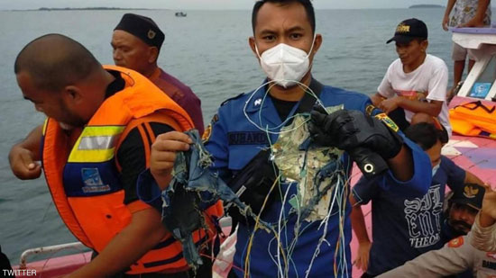 مزاعم العثور على حطام الطائرة الإندونيسية