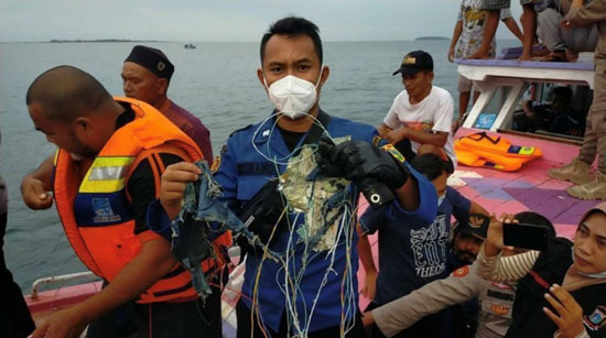 انتشال جثث ضحايا وحطام الطائرة الإندونيسية من بحر جاوة (2)