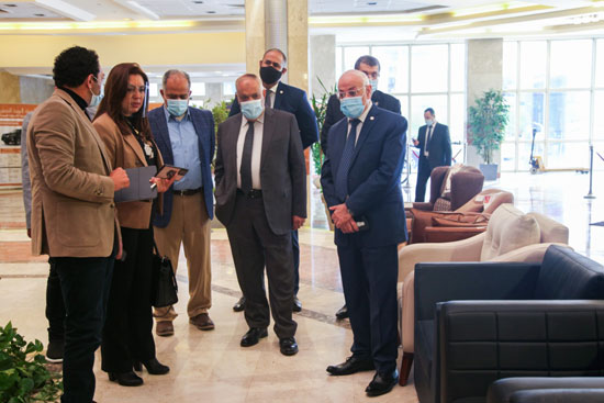 رئيس العربية للتصنيع ومحافظ دمياط يبحثان خطة تجهيز الحى الحكومى بالعاصمة الإدارية  (1)