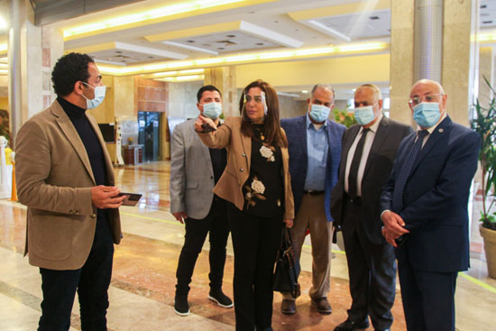 رئيس العربية للتصنيع ومحافظ دمياط يبحثان خطة تجهيز الحى الحكومى بالعاصمة الإدارية  (3)