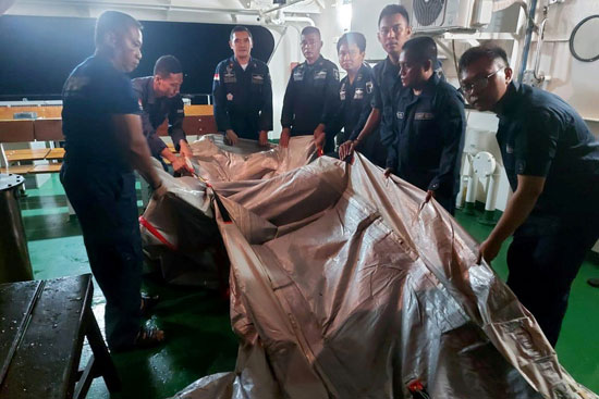 انتشال جثث ضحايا وحطام الطائرة الإندونيسية من بحر جاوة (8)