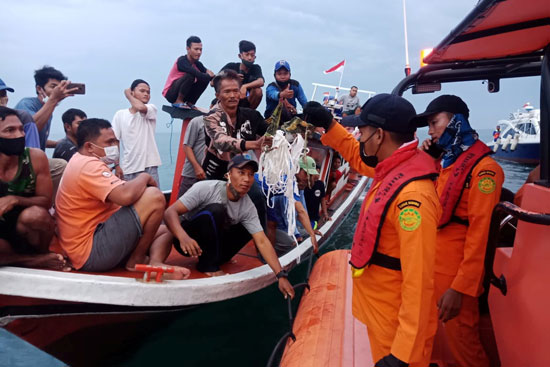 انتشال جثث ضحايا وحطام الطائرة الإندونيسية من بحر جاوة (7)