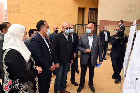 رئيس الوزراء يتفقد وحدات بديل العشوائيات فى بمدينة السلام (8)