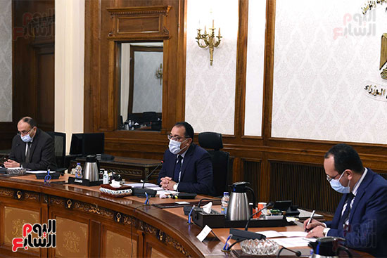 رئيس الوزراء يعقد اجتماعاً مع ممثلي الشركات المنتجة والموردة للأكسجين الطبي (4)