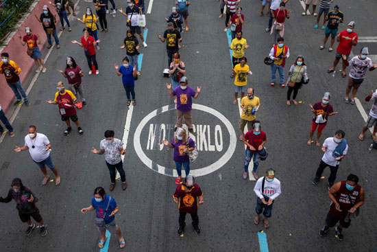 طابور قداس على مسافات حفاظًا على التباعد الاجتماعي في الفلبين