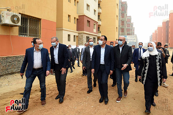 رئيس الوزراء يتفقد وحدات بديل العشوائيات فى بمدينة السلام (16)