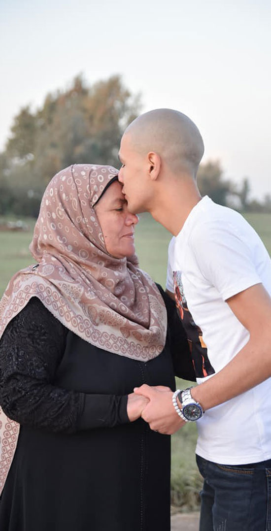 محمد-قمصان-يقبل--جبين-والدته