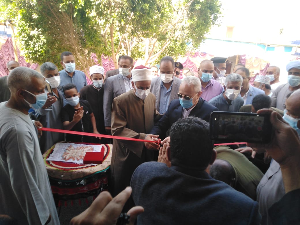 المحافظ خلال افتتاح مسجد المصطفى بنجع العبور بالطود