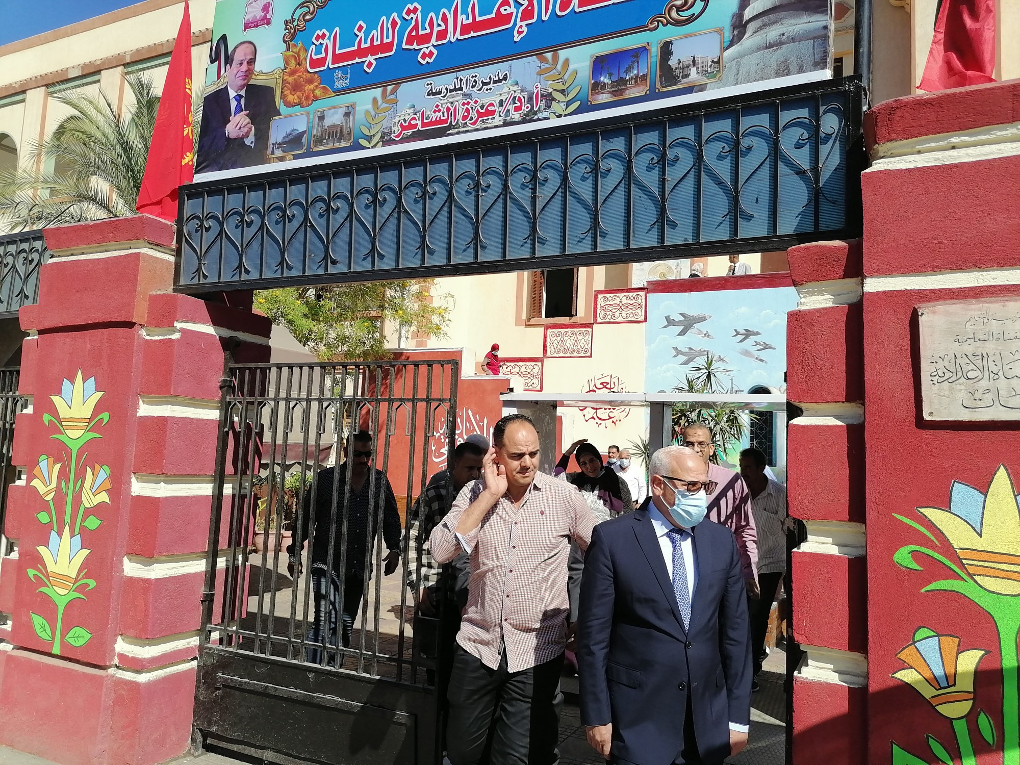 المحافظ بمدرسة القناة المحافظ بمدرسة القناة