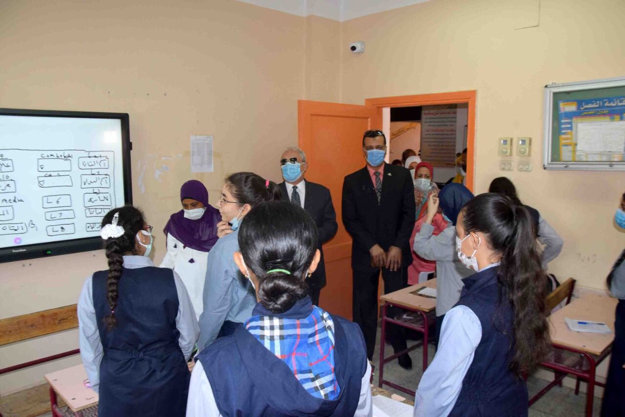 المحافظ يتابع العملية التعليمية المحافظ يتابع العملية التعليمية