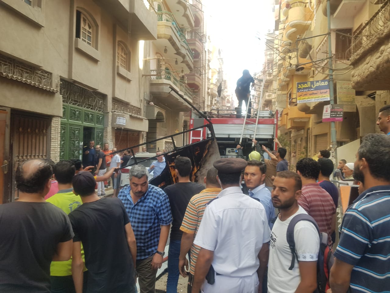 نشوب حريق هائل فى عقار بالمنصورة  (2)