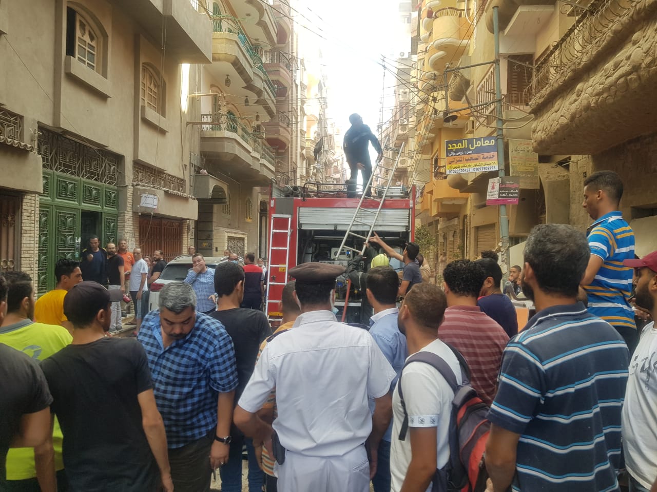نشوب حريق هائل فى عقار بالمنصورة  (1)