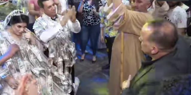 فرحة العريس بتقديم انقوط له فرحة العريس بتقديم انقوط له
