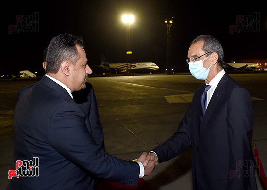 رئيس الوزراء يستقبل نظيره اليمني بمطار القاهرة  (4)