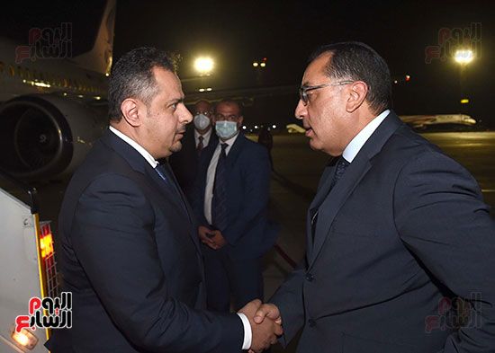 رئيس الوزراء يستقبل نظيره اليمني بمطار القاهرة  (1)